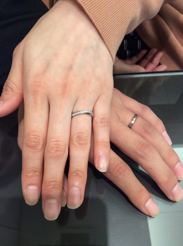 結婚指輪をつけた2人の手元の画像。NIWAKAの綺羅
を着用。